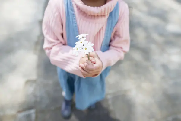 Маленькая Девочка Цветами Природе — стоковое фото
