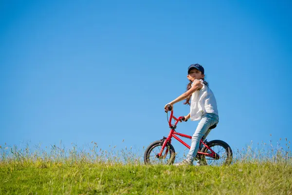 Chica Asiática Montando Bicicleta Parque — Foto de Stock