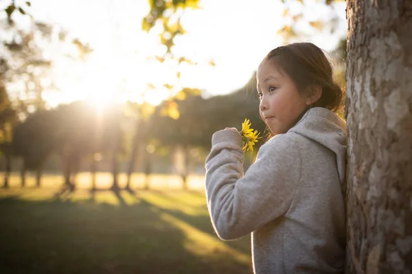 Malé Asijské Dítě Dívka Květinami Parku — Stock fotografie