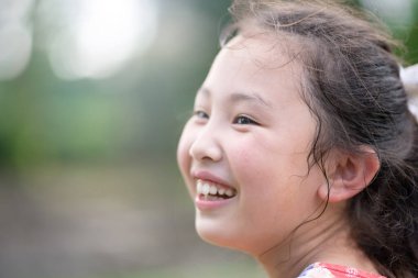 Parkta oynayan Asyalı kız.