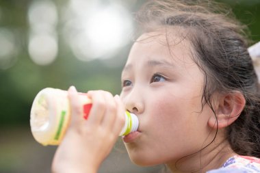 parkta kız içme suyu