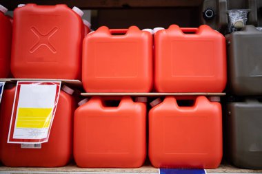 Bir sürü plastik tank birikti.