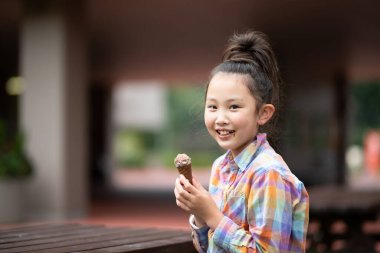 Kız yemek çikolatalı dondurma