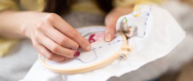 Nakış işleyen bir kadının elleri.