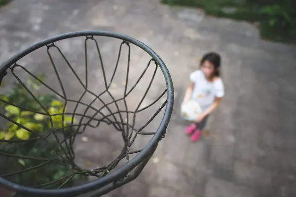 Parkta basketbol oynayan Asyalı kız.