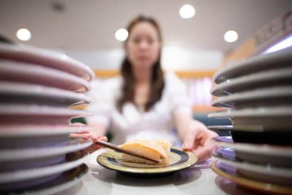Mujer Comiendo Sushi Salmón Con Palillos — Foto de Stock