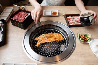 Japon Yakiniku restoranında yemek yiyen bir kadın.