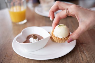 Bir kadının eli şekeri topluyor.