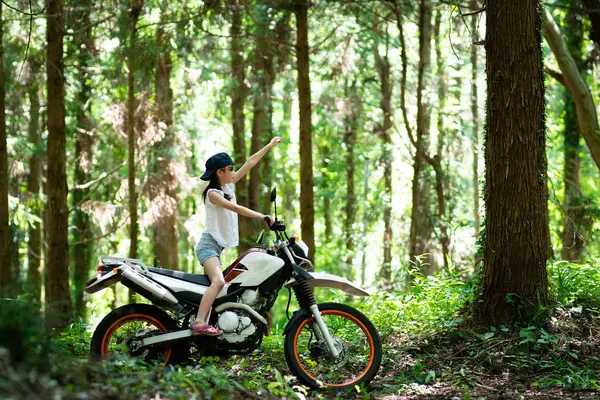 Chica Montando Una Bicicleta Todoterreno Camino Montaña — Foto de Stock