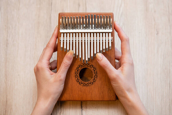 Руки женщины, играющей в Калимбу