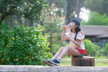 Sabun köpüğüyle oynayan kız