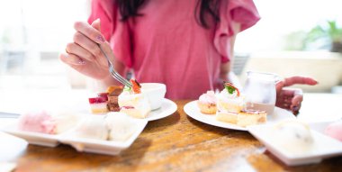 Çok tatlı yiyen bir kadın.