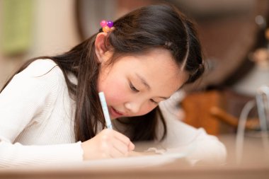 Evde sıkı çalışan bir kız.