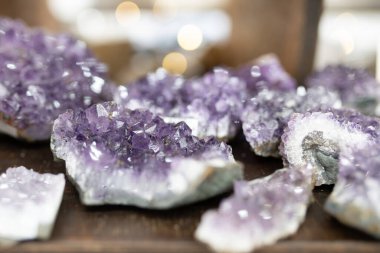 Bir sürü sert ametist.