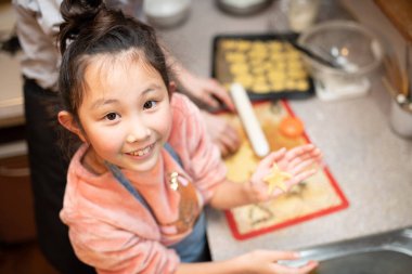 Kız evde tatlı yapıyor.