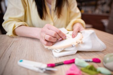 Odada nakış işi yapan bir kadın.