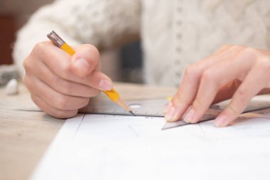 Üçgen cetvelle çalışan bir çocuk