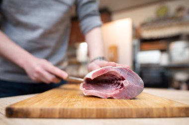 Balık tutan bir adamın elleri.