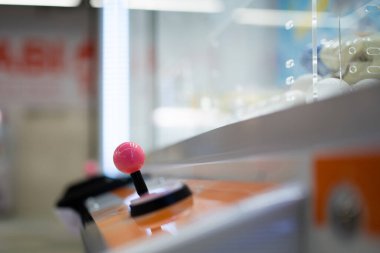 Oyun salonunda bir vinç oyunu için kontrol düğmeleri