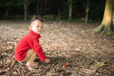 Parkta oynayan kız.