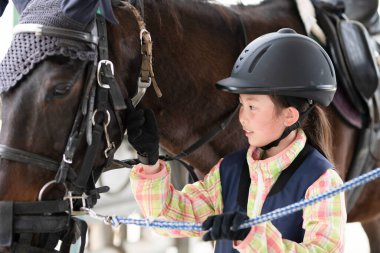 Atla ilgilenen çocuk. 