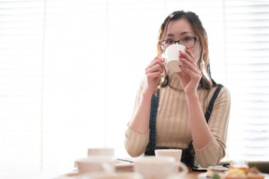 bir kafede kahve içme kadın