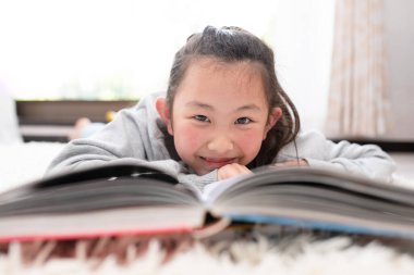 gülümseyen kız kitap okuma