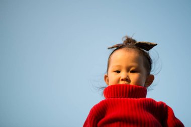 Parkta oynayan kız.