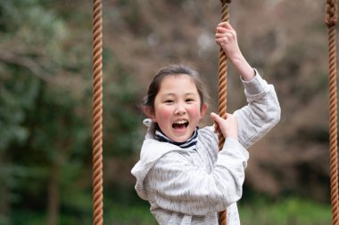 Kız bahar parkında oynuyor.