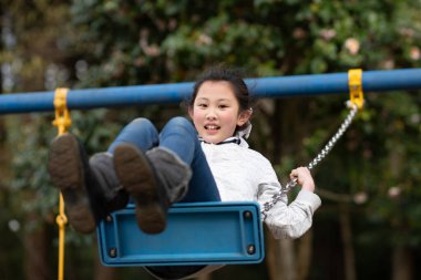 Salıncakta oynarken kız