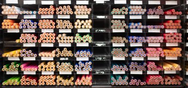 depolama sırasında bir sürü renkli kalem