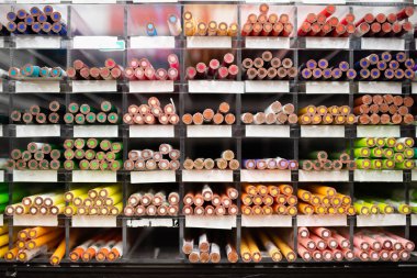 Ekranda bir sürü renkli kalem var