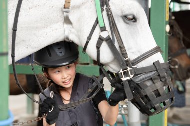 Atla ilgilenen çocuk.