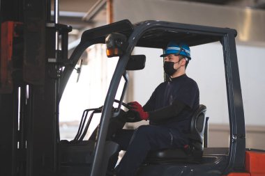 Forklift kullanan erkek işçi.