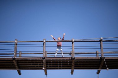 Asma köprüden el sallayan çocuk