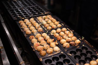 Atlıkarıncaya binen bir kız 