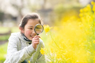 Tecavüze bakan kız büyüteçle çiçek açıyor.