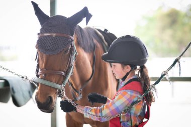 Ata bakan bir çocuk.