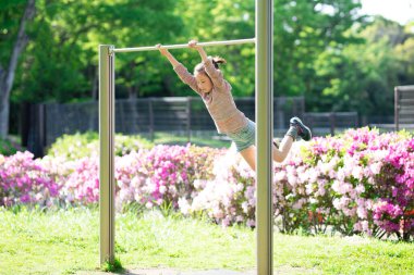 Yatay çubukta oynayan kız