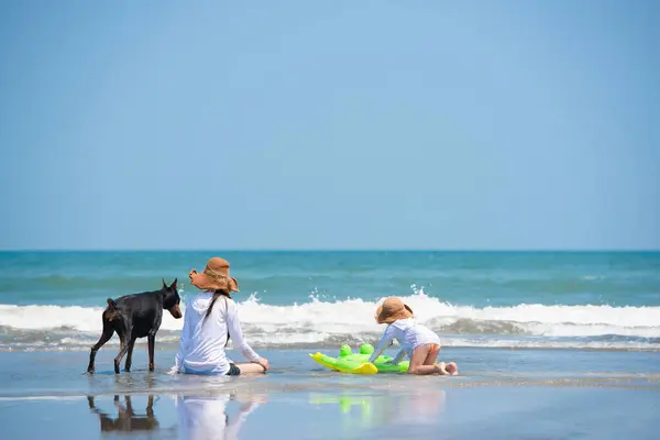 Madre Figlia Doberman Che Giocano Sulla Spiaggia — Foto Stock