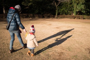 Anne ve kızı parkta.