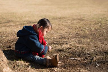 Kış parkında oynayan kız