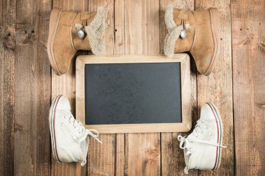 Tahta ve çocuk ayakkabıları.  