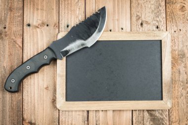 Ahşap arka planda bıçak ve tahta. 