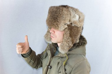 kürk kış şapkalı bir adam