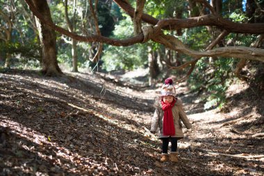 Güzel küçük Asyalı kız yolda yürüyor.