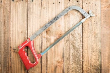 Tahta arka planda eski demir testeresi 