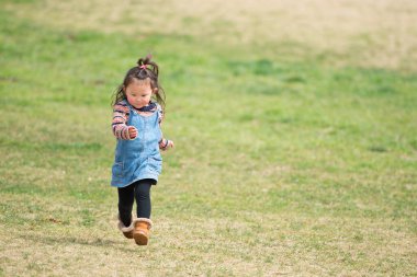 Çimenlik koşan kız