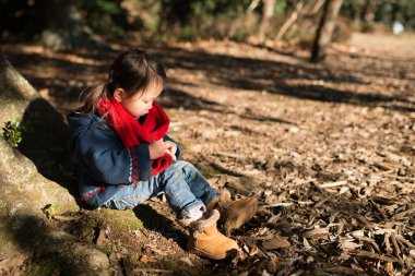Kış parkında oynayan kız