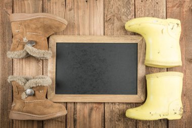 Ahşap arka planda çizmeler ve tahtalar